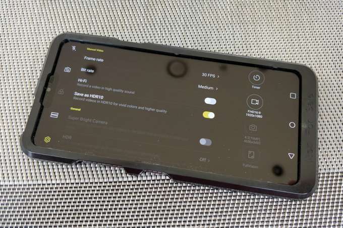 LG G7 ThinQ được trang bị khả năng quay phim HDR10 nhưng để ẩn