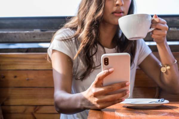 Rò rỉ hình ảnh hai phiên bản iPhone 2018 với màu sắc cực kỳ nổi bật