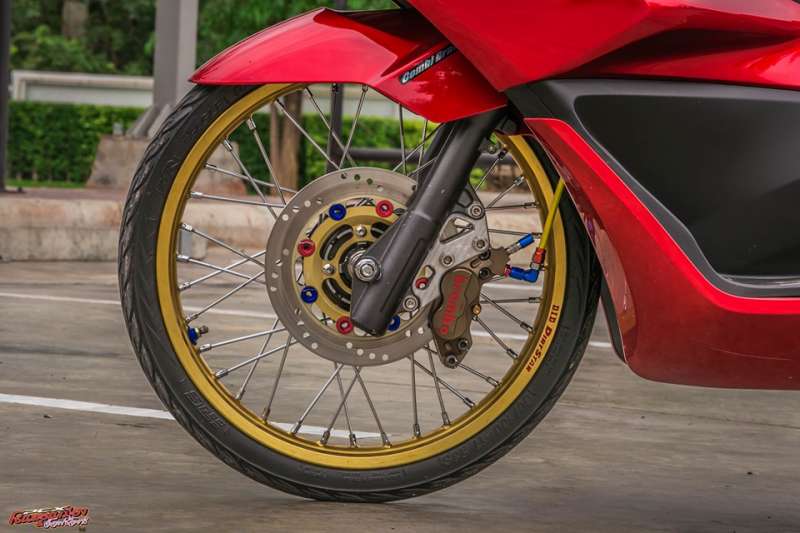 PCX 150 độ mang vẻ đẹp quyến rũ với tone đỏ mạnh mẽ