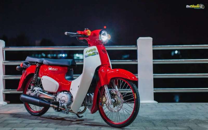 Supper Cub độ mang sắc đẹp giản đơn bên bối cảnh u ám