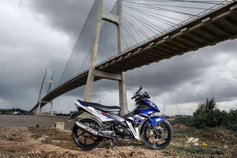X1r độ hầm hố khoe dáng dưới chân cầu