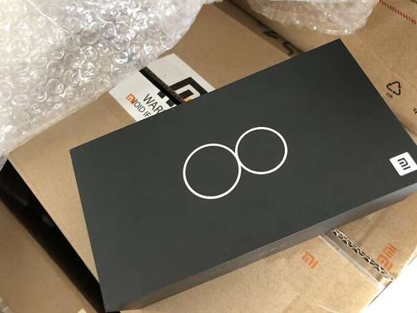 Lộ diện những hình ảnh thực tế hộp đựng Xiaomi Mi 8