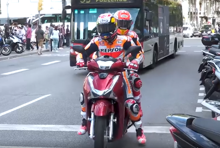 Marc và Dani chơi combo full option đi dạo phố bằng SH