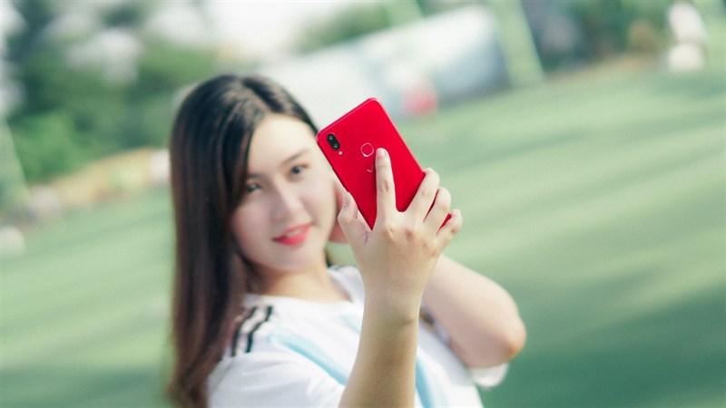 Đố bạn: Bạn nữ xinh trong ảnh cầm smartphone gì?