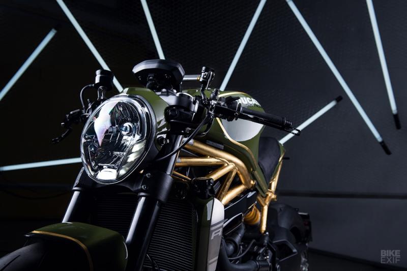Ducati Monster 1200R nổi bật với tone màu xanh Camo và bộ khung mạ vàng 24K