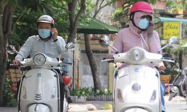Lỗi sử dụng điện thoại, ô dù khi điều khiển xe máy phạt bao nhiêu tiền?