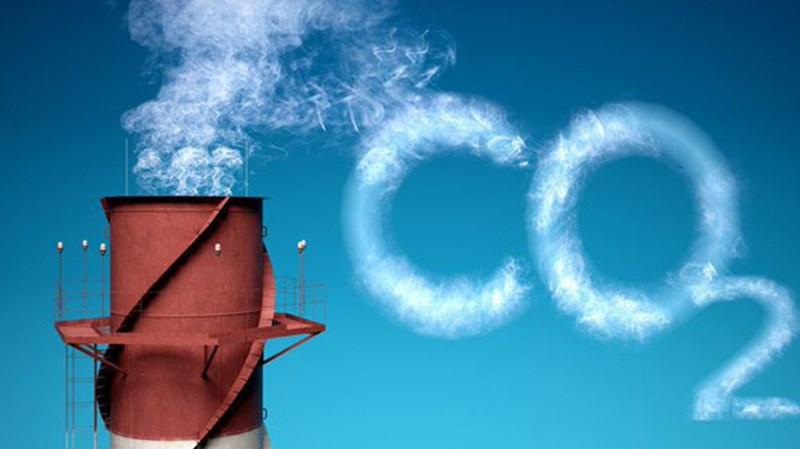 Việc chế tạo và sử dụng smartphone tạo ra bao nhiêu khí CO2?