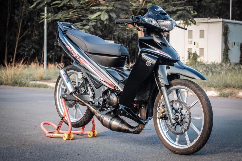 Yaz 125 độ nhẹ nhàng khoe dáng giữa phố