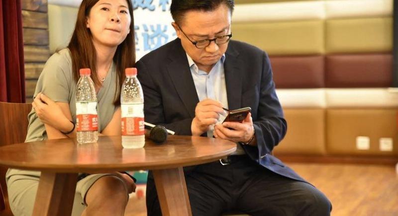 Galaxy Note 9 bất ngờ xuất hiện trên tay CEO Samsung tại nơi công cộng