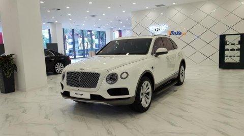 Hàng loạt siêu xe được trưng bày bên trong toà nhà Landmark 81