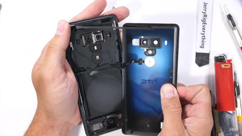 Kiểm tra độ bền HTC U12+: Mặt lưng bị bong, viền màn hình cong nhẹ