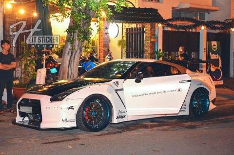 Nissan GT-R độ body kit thân rộng ác tính, mâm độ và ống xả Armytrix rao bán 2,8 tỷ đồng