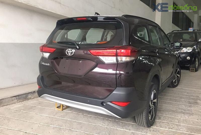 Toyota Rush đang được kiểm tra tại một đại lý ở Hà Nội
