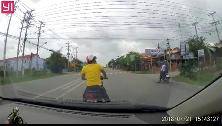 'Trẻ trâu' đánh võng, thách thức lái xe ô tô