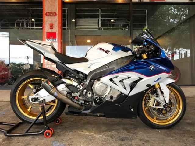BMW S1000RR khoe dáng lộng lẫy với dàn phụ kiện đắt tiền