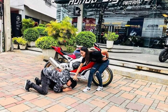 Vợ tậu siêu môtô Honda CBR1000RR SP1 tặng chồng