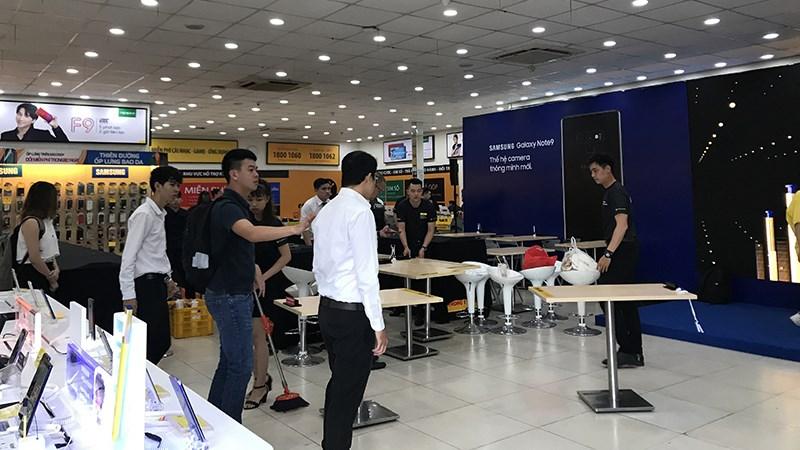 8 giờ 24/8 mới bắt đầu mở bán Galaxy Note9 nhưng tối hôm trước đã tất bật