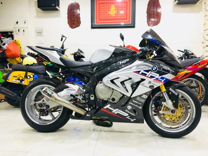 Diện kiến siêu phẩm BMW S1000RR của Biker đình đám Sài Thành