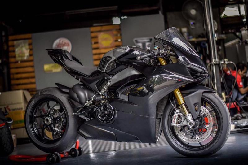 Chào đón chiếc Ducati Panigale V4 S màu đen đầy bí ẩn và quyến rũ. Với thiết kế tối giản và chất lượng hoàn hảo, chiếc xe này mang lại cảm giác thật khác biệt khi điều khiển. Hảy xem ngay hình ảnh để cảm nhận sự tạo hóa của Ducati.