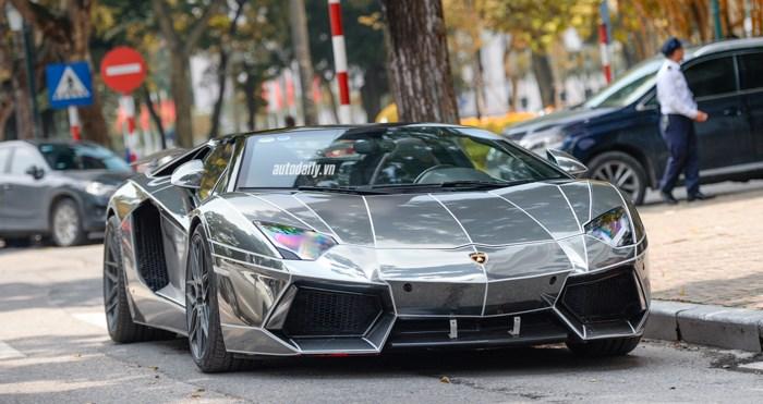 Cận cảnh Lamborghini Aventador LP700-4 Roadster màu xám chrome tại Hà Nội