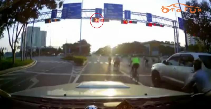 Ngỡ ngàng hàng loạt xe đạp vượt đèn đỏ ở TP.HCM