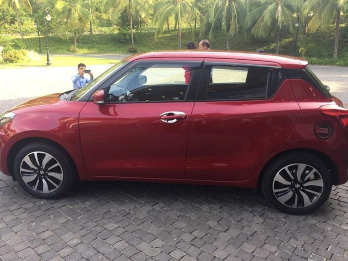 Suzuki Swift 2018 xuất hiện tại đại lý ở Việt Nam thu hút sự chú ý