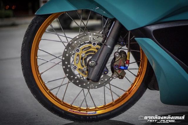 PCX 150 độ mang gam màu xanh ngọc bích trẻ trung, sang trọng