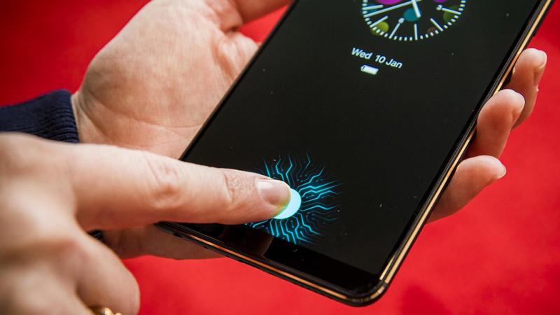 Cảm biến vân tay trong màn hình chính là sự khác biệt của smartphone Android so với iPhone