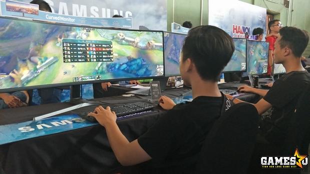 Đấu Trường Máy Tính không còn một chỗ trống, ‘hút’ cả ngàn game thủ Hà Nôi