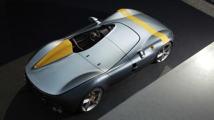 Ferrari bất ngờ ra mắt 2 mẫu mui trần phong cách xe đua hoài cổ