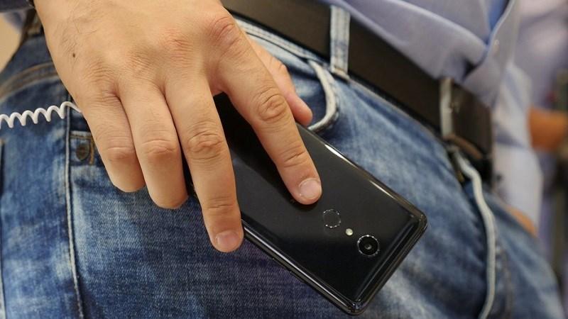 IFA 2018: Trên tay nhanh LG G7 Fit, smartphone tầm trung đạt chuẩn quân sự