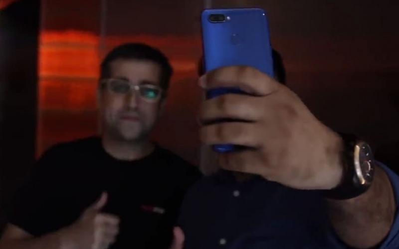 CEO Realme bất ngờ “khoe” chiếc Realme 2 Pro trong video phỏng vấn