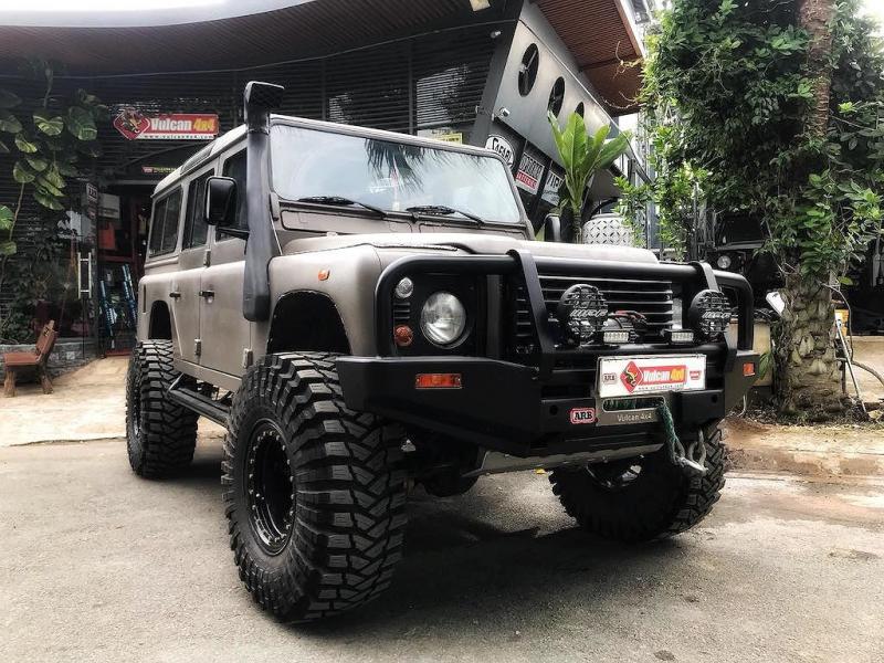 Soi SUV Land Rover Defender độ “siêu ngầu” tại Việt Nam