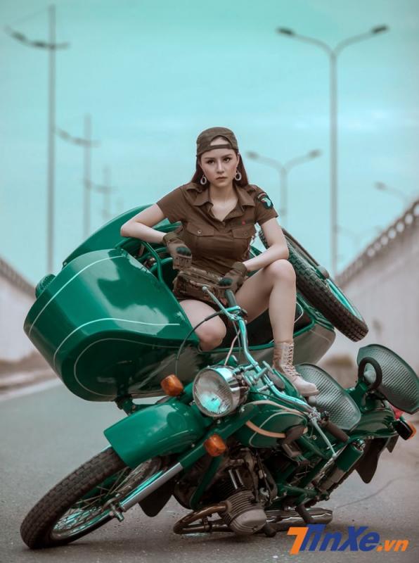 Bộ ảnh cô gái trang phục lính bên Honda Rebel và Sidecar ChangJiang