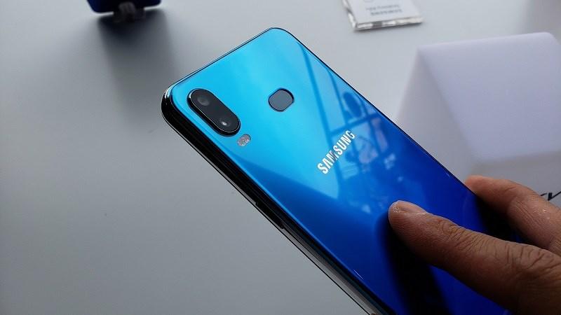 Rất nhiều hình ảnh trên tay Galaxy A6s đã xuất hiện trước giờ ra mắt