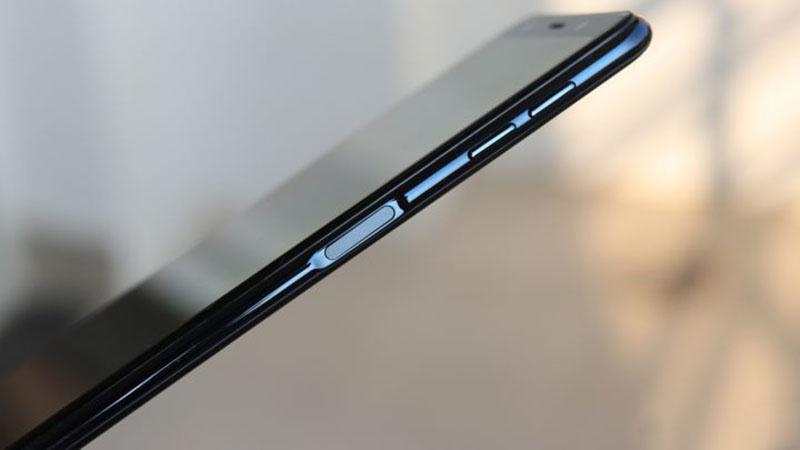 Trải nghiệm cảm biến vân tay được đặt ở nút nguồn trên cạnh bên của Galaxy A7 (2018)