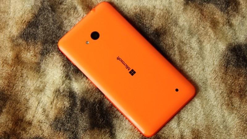 Xuất hiện nguyên mẫu Lumia 640 hai màn hình có thể gập lại được