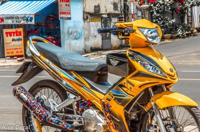Exciter 135 độ lung linh giữa phố bằng bộ áo vàng rực lửa