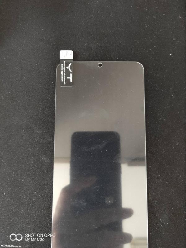 Không "tai thỏ", Galaxy A8s chỉ có một lỗ nhỏ cho camera trước