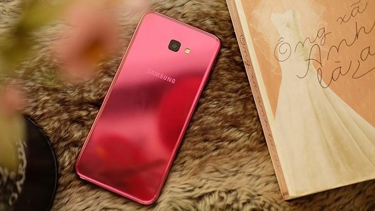 Top 4 điện thoại màu hồng đẹp mê mệt dành riêng cho các cô nàng "đỏng đảnh"