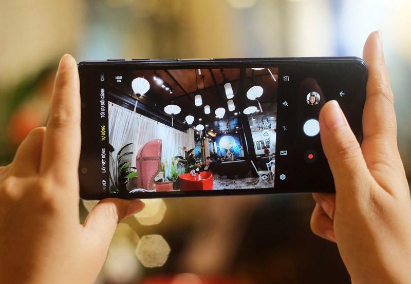 Với bản cập nhật mới, người dùng có thể tự tin hơn với khả năng chụp ảnh góc rộng từ Galaxy A7 (2018)