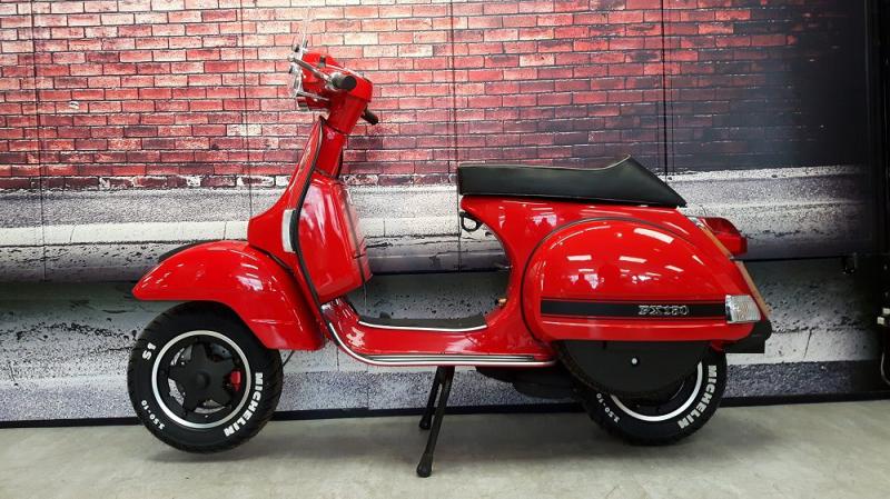 Vespa PX 150 độ lột xác cực dị và độc đáo đến từ Nga và Đức