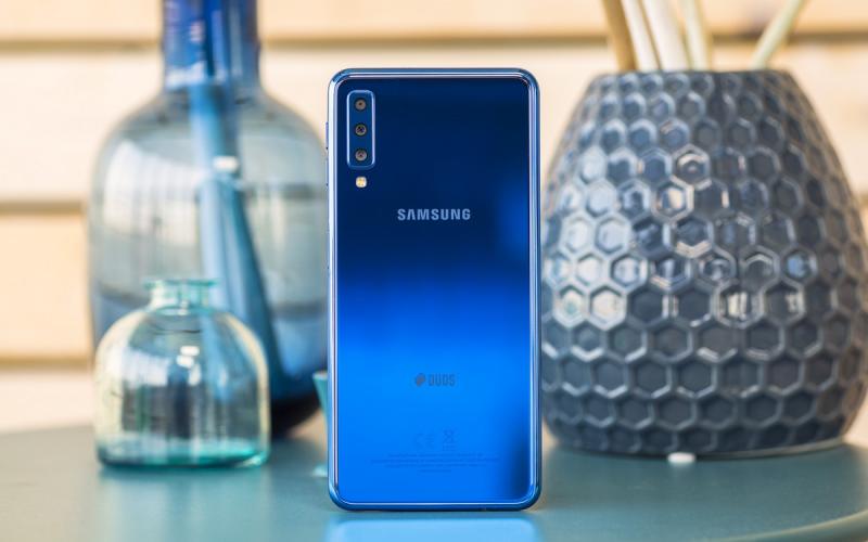 Mở hộp và tìm hiểu chi tiết về thiết kế Galaxy A7 (2018)