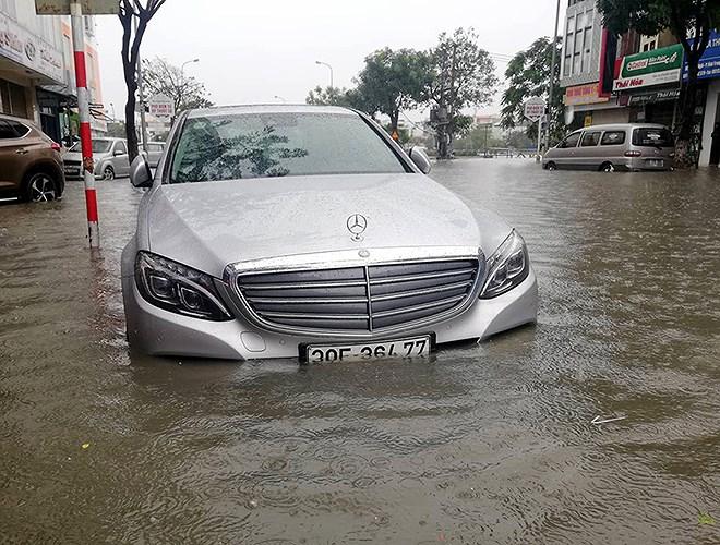 Nhiều ô tô hạng sang “đuối nước” sau cơn mưa lớn ngày 9/12 tại Đà Nẵng