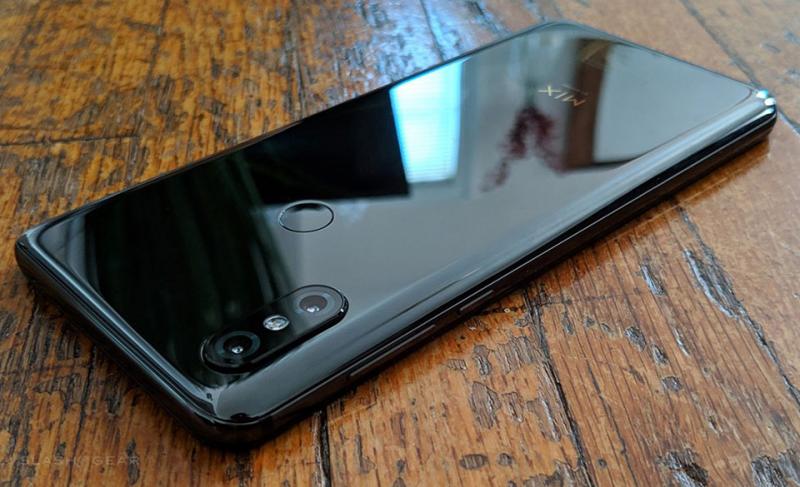 Trên tay Xiaomi Mi Mix 3 phiên bản quốc tế đầu tiên rò rỉ