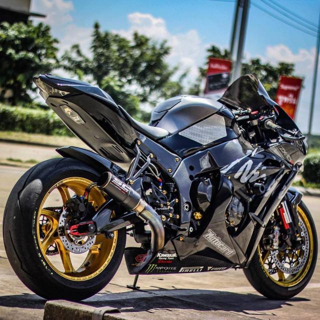 Kawasaki ZX-10R độ đặc sắc dưới dàn phụ kiện cao cấp