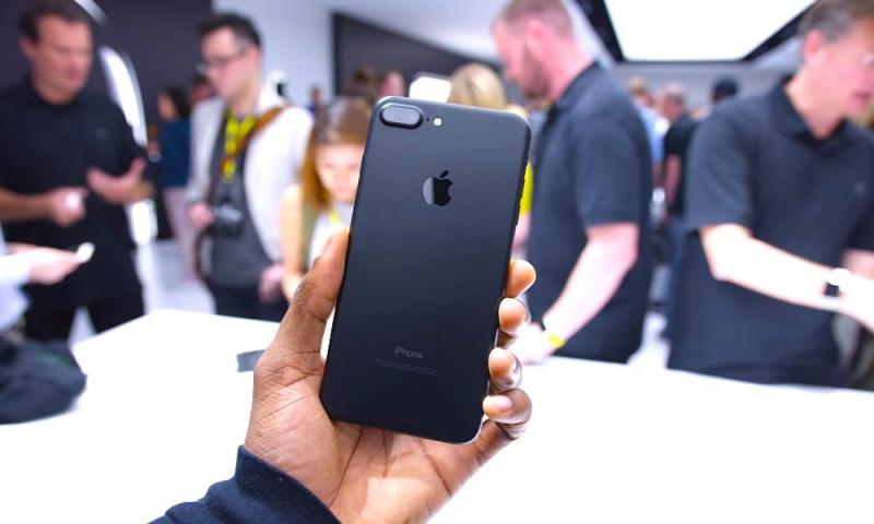 So với iPhone XR, iPhone 7 Plus có lợi thế nào để thu hút người dùng?