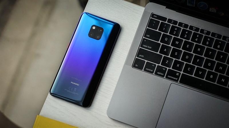 Trên tay Huawei Mate 20 Pro Tím với 3 màu sắc khác nhau ở phần mặt lưng