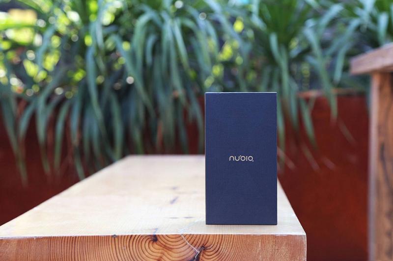 Cận cảnh Nubia X với 2 màn hình và 2 cảm biến vân tay 2 bên cạnh