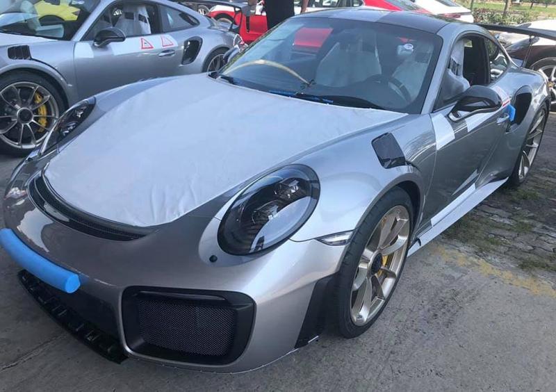 Cặp đôi siêu phẩm Porsche 911 GT2 RS giá 20,19 tỉ đồng cập cảng Việt Nam